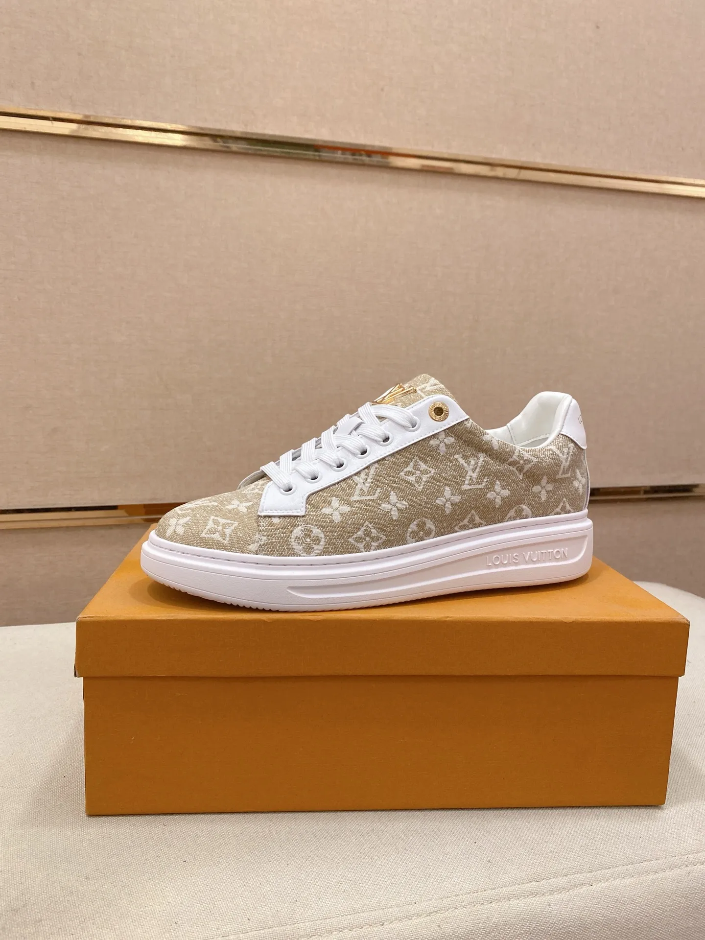 Men's shoes 💰: 400💰🎉🎉LV~Louis Vuitton trendy men's shoes New shipments Latest matching The same style as the official website Super high quality Hot sales of the season [strong] [strong] [strong] Selected first-layer cowhide, comfortable cowhide lining, original last, comfortable on the foot, wear-resistant rubber outsole Size number: 38-44.